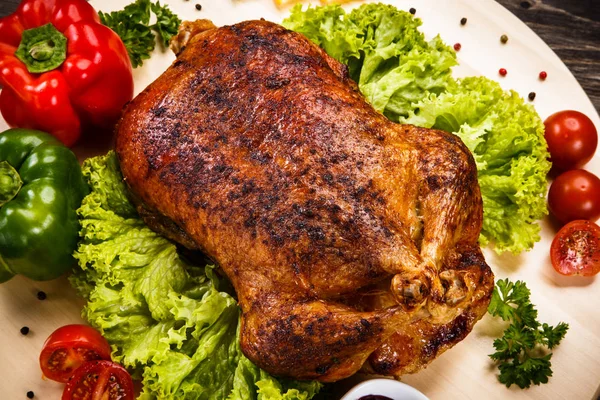 Poulet Rôti Entier Avec Sauce Barbecue Poivrons Tomates Laitue — Photo