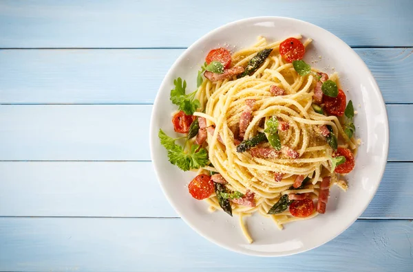 Pasta Carbonara Tomatoes Basil Parmesan — Stock Photo, Image