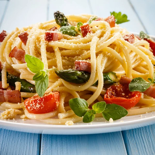 Pasta Carbonara Con Tomates Albahaca Parmesano —  Fotos de Stock