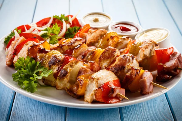 Shashlik Succoso Con Verdure Tritate Fresche Salse Piatto Bianco — Foto Stock