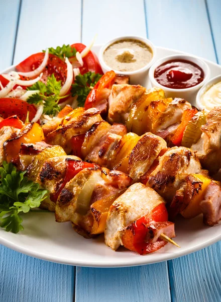 Shashlik Succoso Con Verdure Tritate Fresche Salse Piatto Bianco — Foto Stock