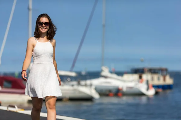 Menina Vestido Branco Óculos Sol Posando Beira Mar — Fotografia de Stock