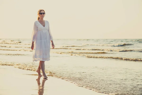 Vuxen Kvinna Vit Klänning Promenader Seaside — Stockfoto