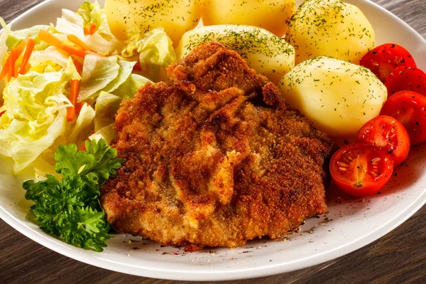 Breaded Cutlet Boiled Potatoes Cabbage Tomatoes Plate — Stock Photo, Image