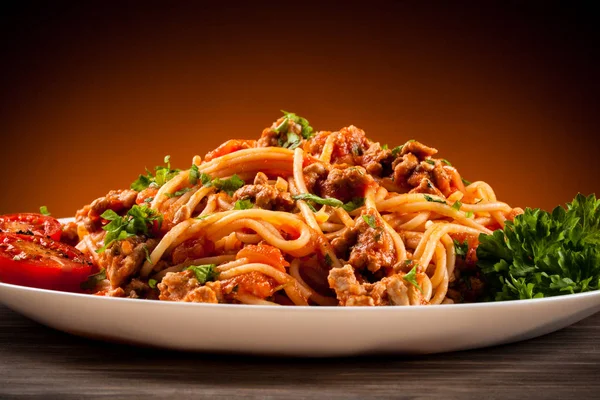 Pasta Met Vlees Tomaten Een Houten Tafel — Stockfoto