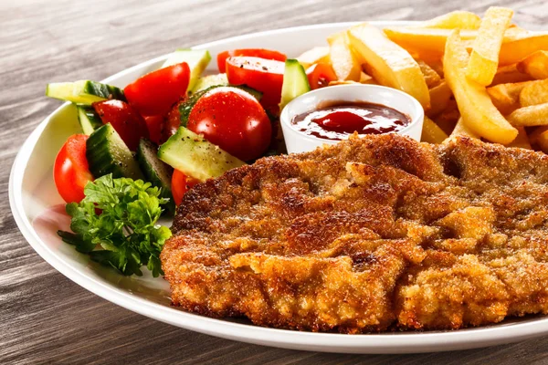 Gepaneerd Varkensvlees Kotelet Met Frietjes Gehakte Tomaten Komkommers Bbq Saus — Stockfoto