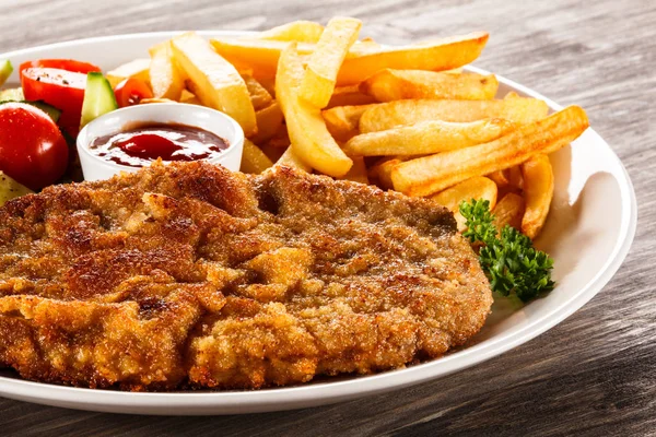 Costeleta Porco Assada Com Batatas Fritas Tomates Picados Pepinos Molho — Fotografia de Stock