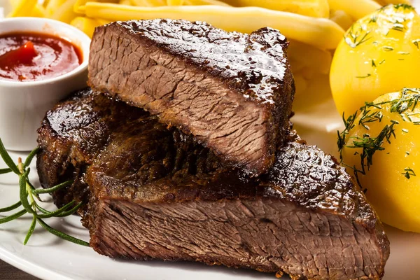 Gegrilltes Rindfleisch Mit Gekochten Kartoffeln Gelben Bohnenschoten Und Bbq Sauce — Stockfoto