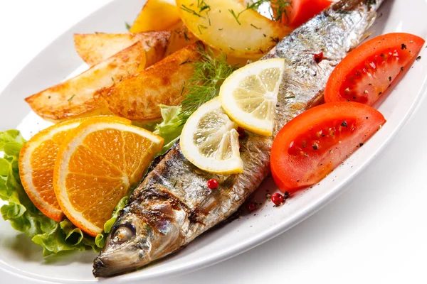 Pescado Horno Con Papas Ensalada Fresca Rodajas Limón Plato Blanco —  Fotos de Stock