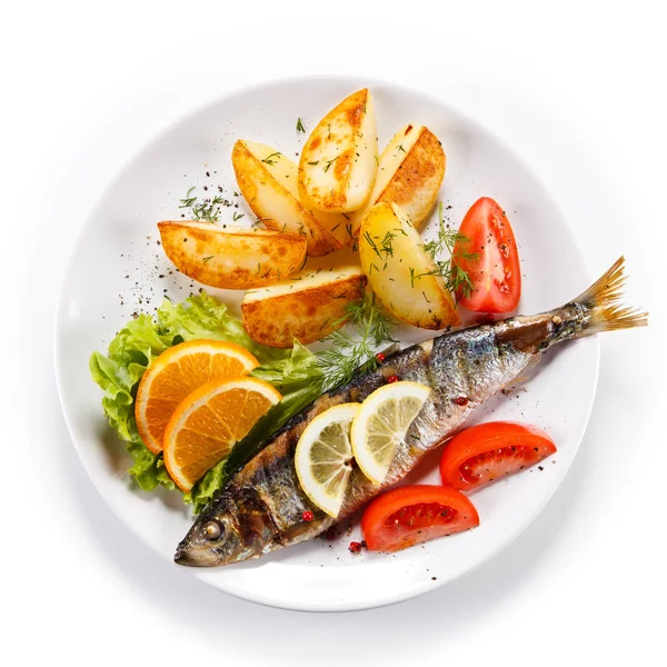 Pesce Forno Con Patate Insalata Fresca Fette Limone Piatto Bianco — Foto Stock