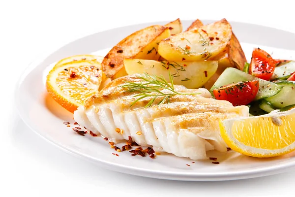 Pesce Forno Con Patate Insalata Fresca Fette Limone Piatto Bianco — Foto Stock