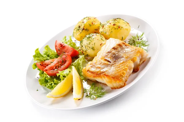 Pesce Forno Con Patate Insalata Fresca Fette Limone Piatto Bianco — Foto Stock