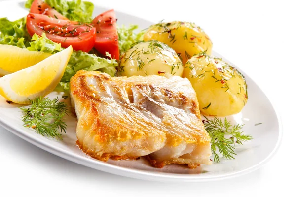 Gebackener Fisch Mit Kartoffeln Frischem Salat Und Zitronenscheiben Auf Weißem — Stockfoto