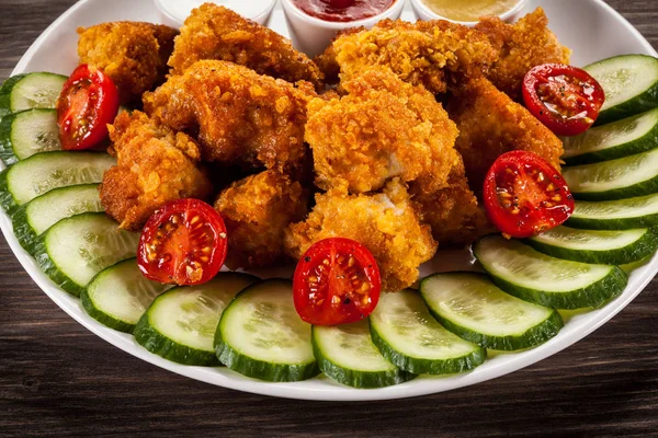 Derin Kızarmış Tavuk Nuggets Dilimlenmiş Salatalık Domates Beyaz Plaka Üzerinde — Stok fotoğraf