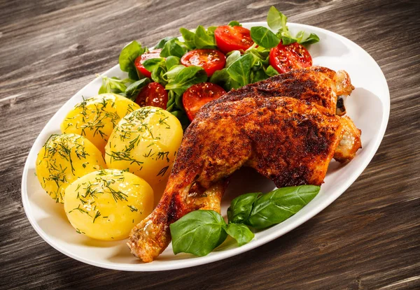 Gamba Pollo Arrosto Piccante Con Patate Bollite Pomodori Spinaci — Foto Stock