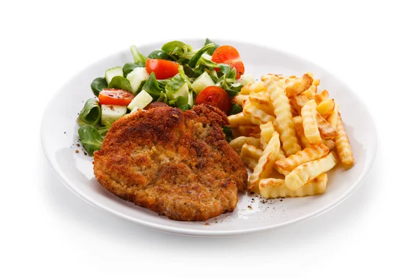 Gepaneerd Varkensvlees Schnitzel Met Golvende Frietjes Frisse Salade Witte Plaat — Stockfoto