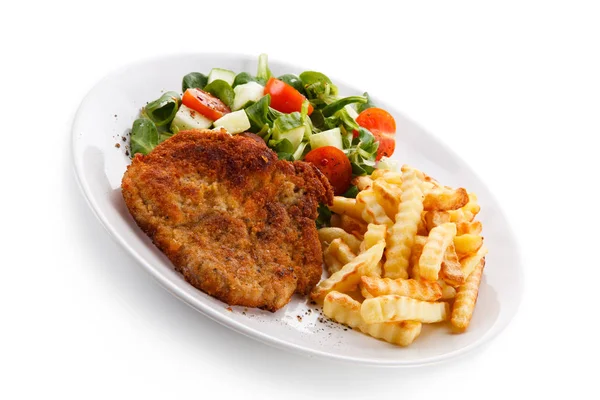 Gepaneerd Varkensvlees Schnitzel Met Golvende Frietjes Frisse Salade Witte Plaat — Stockfoto