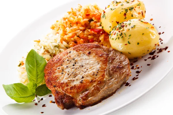 Carne Cerdo Horno Con Papas Hervidas Ensalada Col Plato Blanco —  Fotos de Stock