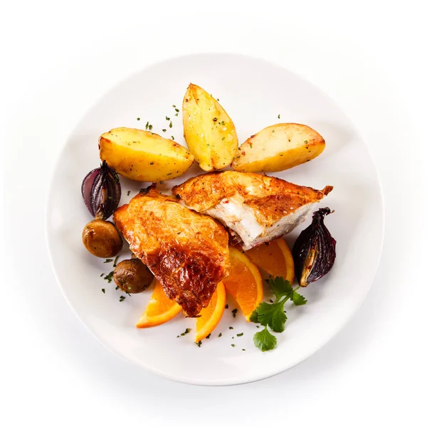 Sült Pulyka Hús Sült Zöldségek Szeletelt Narancs Fehér Lemez — Stock Fotó