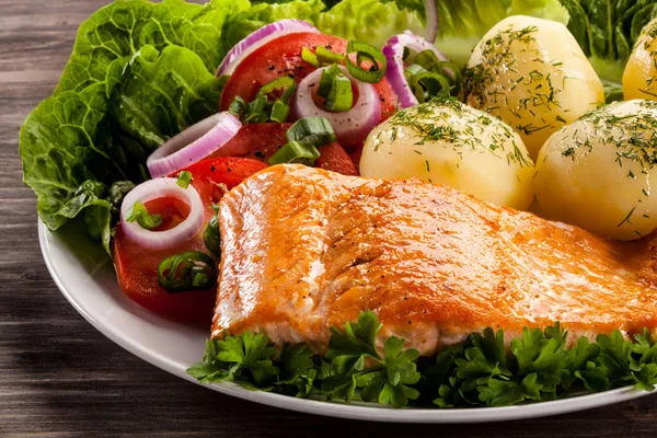 Roasted Salmon Boiled Potatoes Chopped Fresh Vegetables — Stock Photo, Image