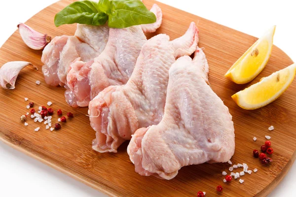 Rohe Hühnerflügel Mit Pfeffer Salz Knoblauch Und Zitronenscheiben Auf Holzbrett — Stockfoto