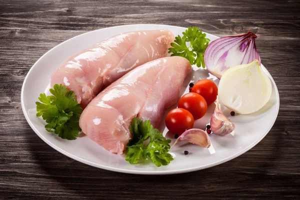 Carne Crua Frango Com Legumes Placa Branca Fundo Mesa Madeira — Fotografia de Stock