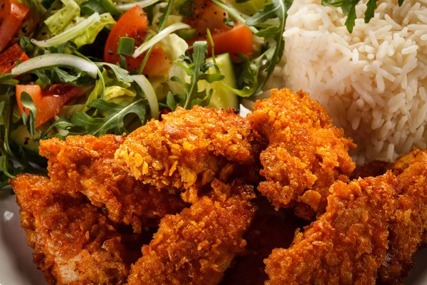 Diepe Gebakken Kippenvleugels Met Rijst Groente Salade — Stockfoto