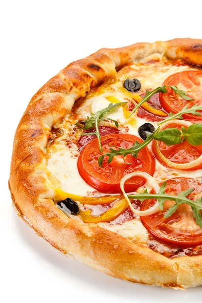 Frisch Gebackene Pizza Mit Salami Tomaten Käse Oliven Und Zwiebeln — Stockfoto