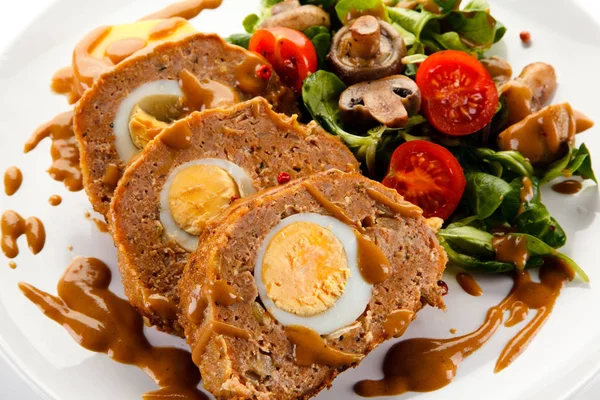 Pão Carne Moída Com Ovo Cozido Salada Legumes Servida Prato — Fotografia de Stock