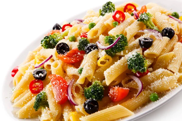 Heerlijke Penne Pasta Met Olijven Parmezaanse Kaas Tomaten Broccoli Geserveerd — Stockfoto