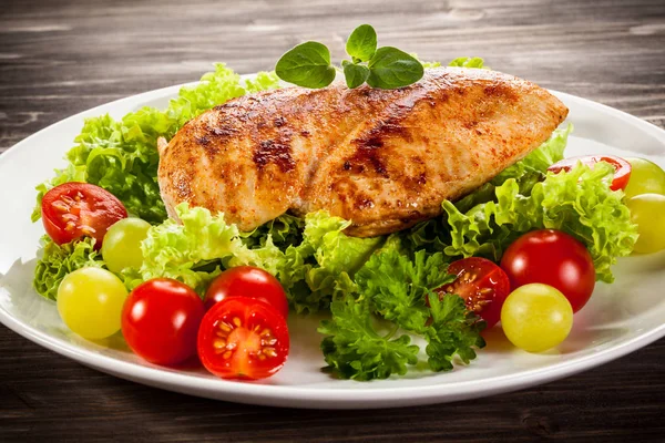 Baked Chicken Breast Fresh Lettuce Tomatoes White Plate Wooden Table — Stock Photo, Image