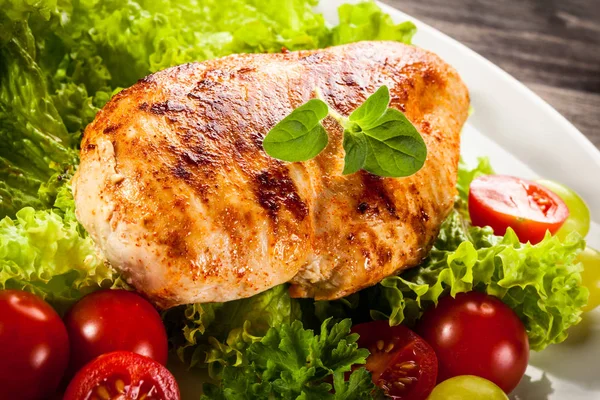 Baked Chicken Breast Fresh Lettuce Tomatoes White Plate Wooden Table — Stock Photo, Image