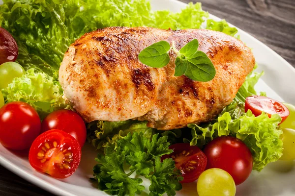 Gebackene Hühnerbrust Mit Frischem Salat Und Tomaten Auf Weißem Teller — Stockfoto