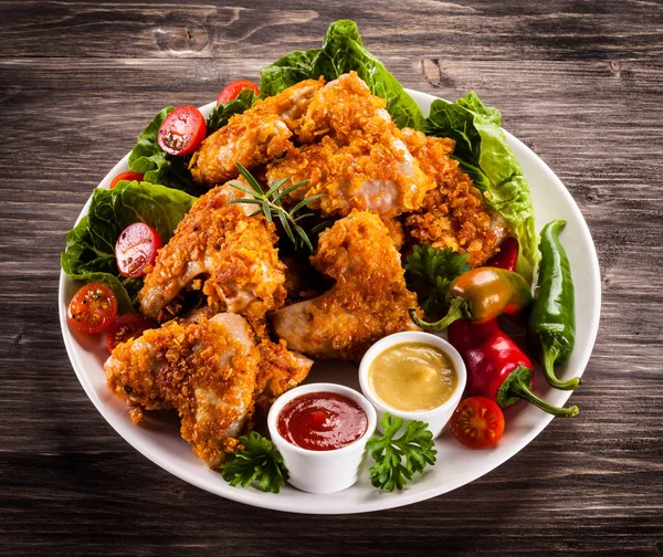 Frittierte Chicken Wings Mit Frischer Paprika Senf Und Bbq Sauce — Stockfoto