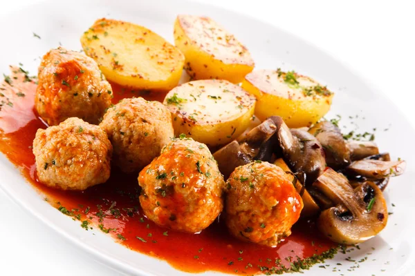 Gestoofde Meatbals Tomatensaus Gebakken Aardappel Met Paddestoelen Witte Plaat — Stockfoto