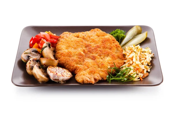 Gepaneerde Ckicken Schnitzel Met Gebakken Knoflook Mushroms Gehakte Verse Groenten — Stockfoto