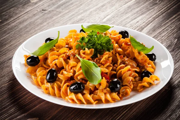 Spiraal Pasta Met Bolognese Saus Zwarte Olijven Peterselie Witte Plaat — Stockfoto