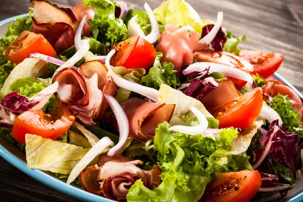 Italiaanse Salade Met Procsiutto Tomaten Sla Witte Plaat Houten Tafel — Stockfoto