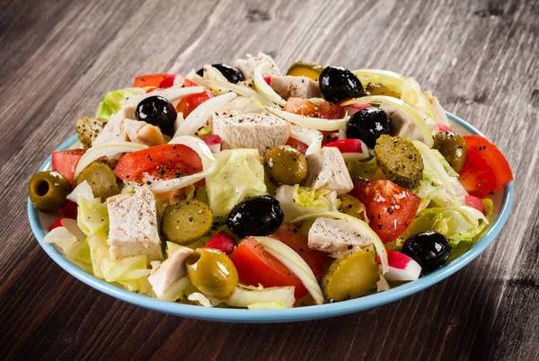 Salade Avec Poulet Olives Cornichons Oignons Tomates Laitue Sur Assiette — Photo