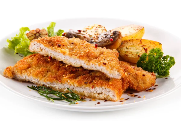 Gepaneerd Gesneden Kip Schnitzel Met Gebakken Aardappelen Champignons Knoflook Witte — Stockfoto