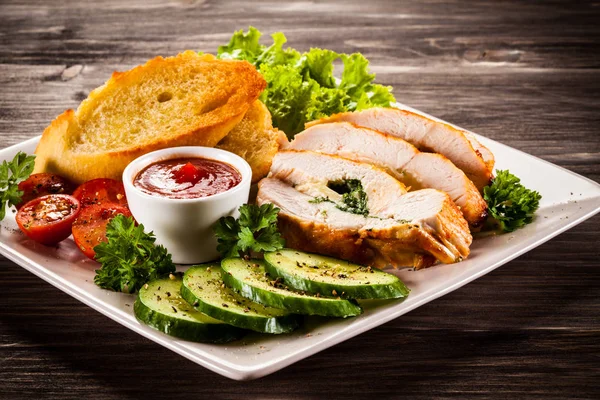 Stuffed Meat Roll Sliced Cucumber Tomatoes Lettuce Bread Toasts Bbq — Stock Photo, Image