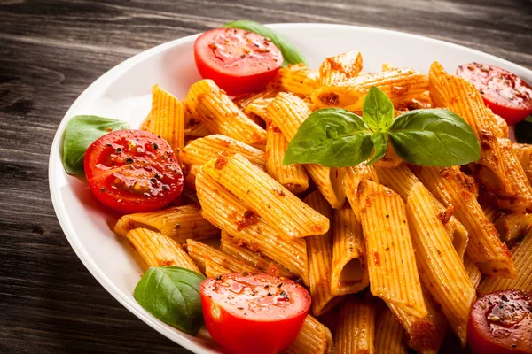 Delicious Macaroni Cherry Tomatoes Basil Leaves White Plate Wooden Table — Stock Photo, Image