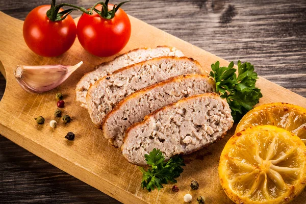 Pão Carne Moído Com Fatias Limão Tomate Cereja Tábua Madeira — Fotografia de Stock