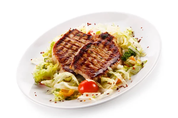 Bucăți Festive Carne Porc Grătar Salată Proaspătă Placă Albă — Fotografie, imagine de stoc