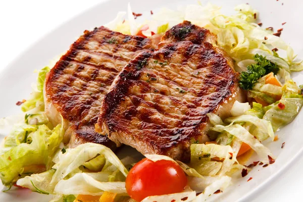 Festlich Gegrillte Schweinestücke Mit Frischem Salat Auf Weißem Teller — Stockfoto