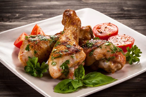 Grilled Chicken Legs Cherry Tomatoes Herbs White Plate Wooden Table — Stock Photo, Image