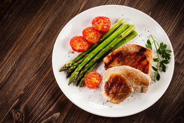 Geroosterd Varkensvlees Biefstuk Met Gebakken Asperges Cherry Tomaten Witte Plaat — Stockfoto