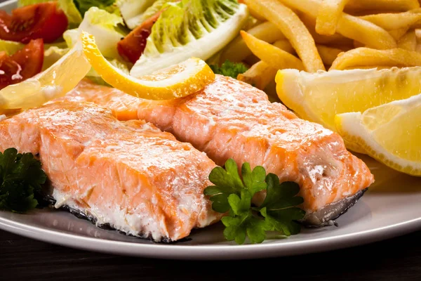 Saumon Rôti Aux Frites Légumes Tranchés Citron Sur Assiette Blanche — Photo