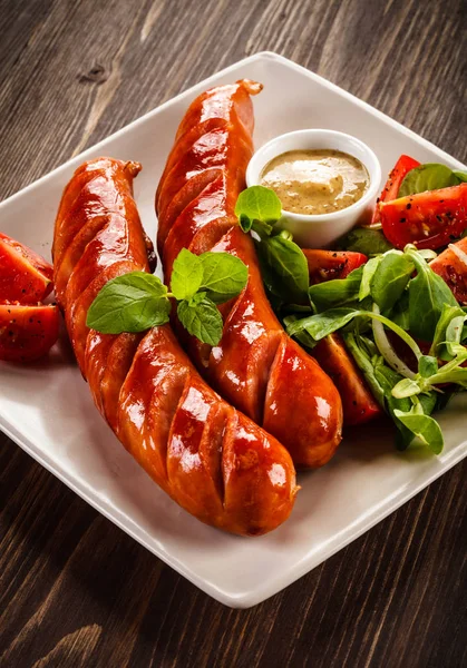 Roasted Sausages Fresh Vegetables White Plate Wooden Table — Stock Photo, Image