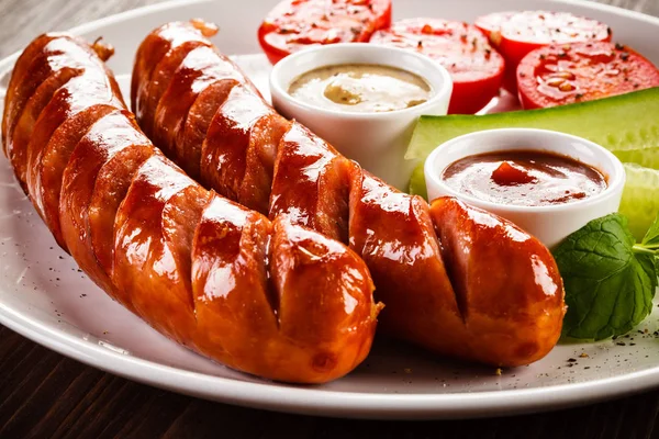 Roasted Sausages Fresh Vegetables White Plate Wooden Table — Stock Photo, Image